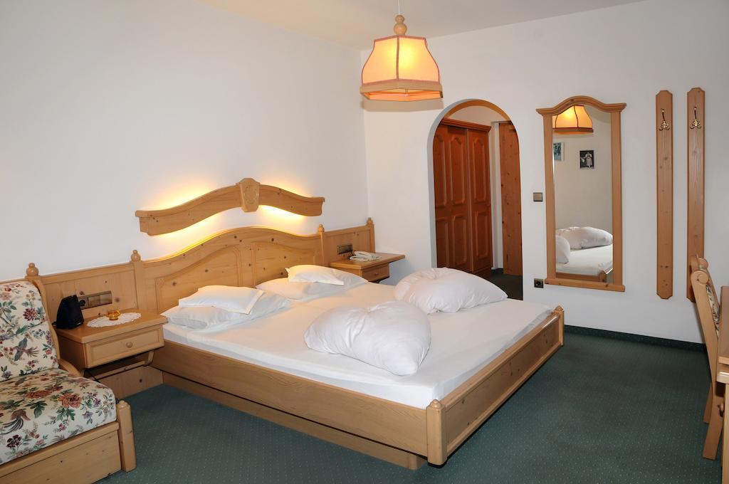 Hotel Kirchenwirt Dobbiaco Room photo